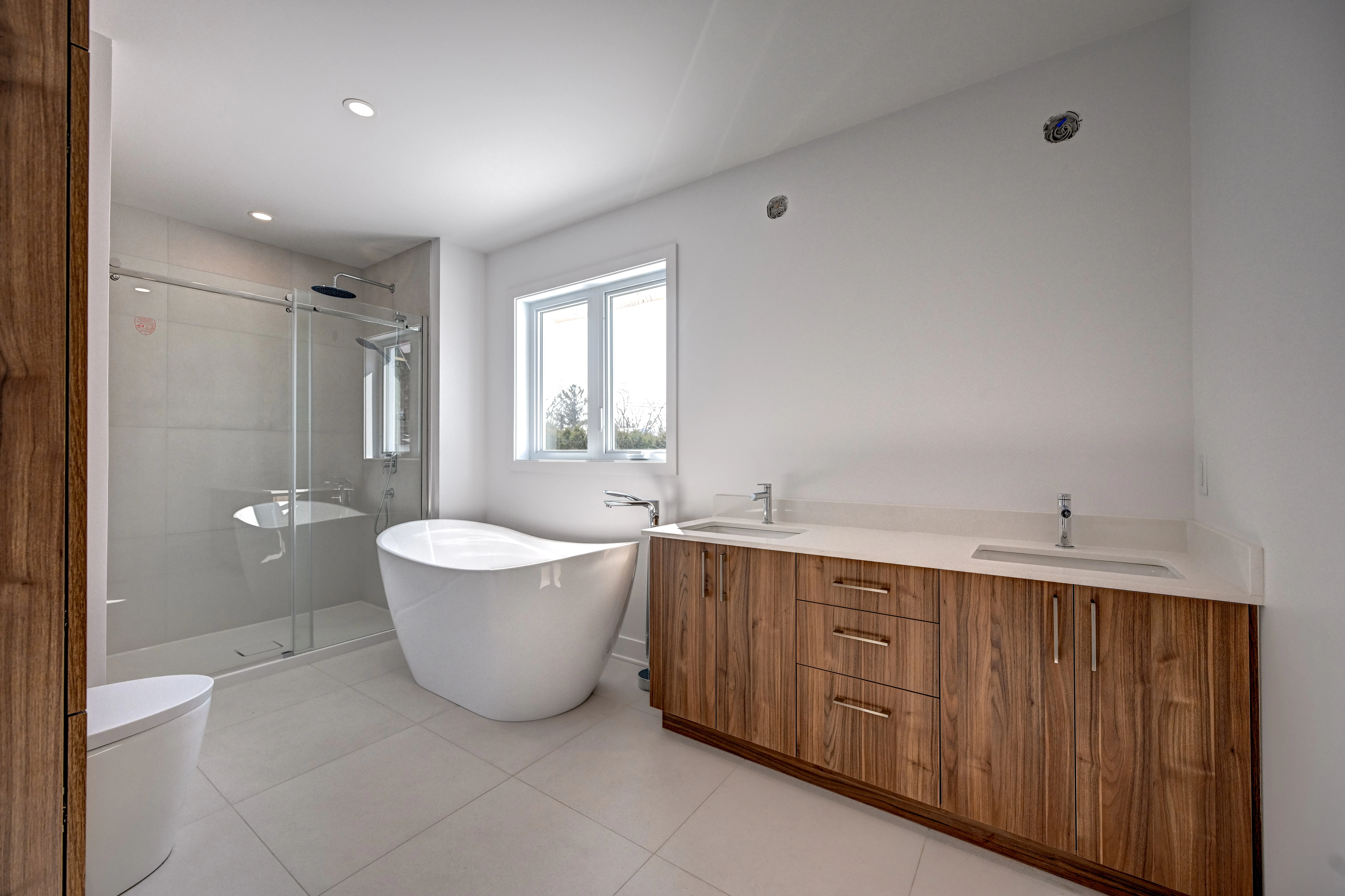 Salle de bain rénovée avec finition haut de gamme