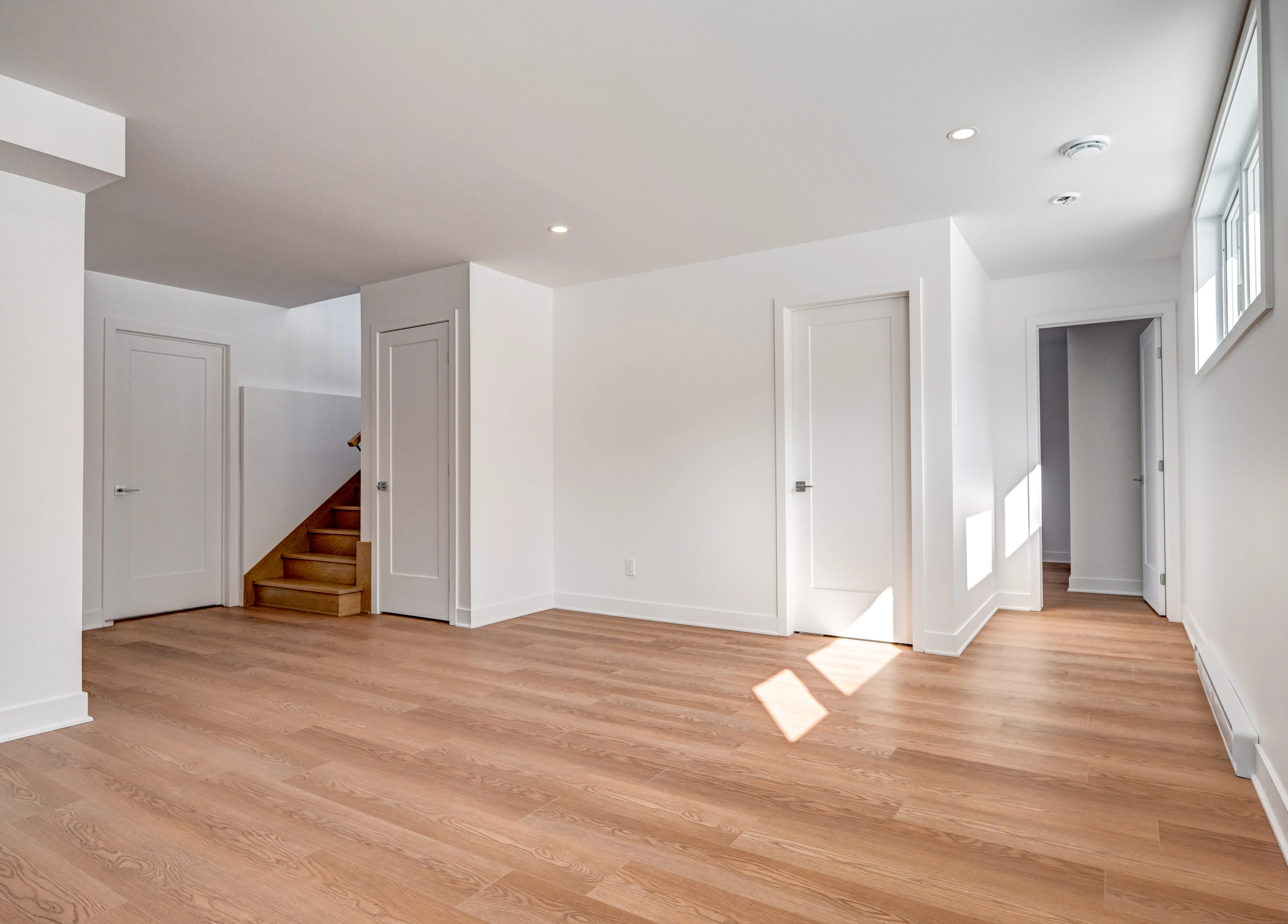 Finition d'un sous-sol résidentiel moderne